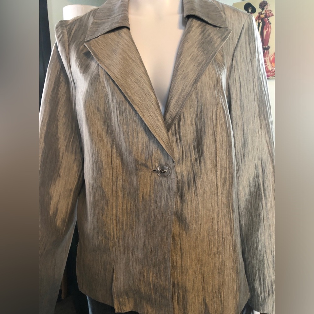 Elegant Gray Women's Blazer
Proportion Petite, Conrad C
Size 14